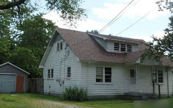 2nd image of 210 W Shannon Ln