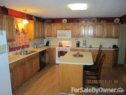 Kitchen
						:
						Lots of cabinet space...Cooks dream!