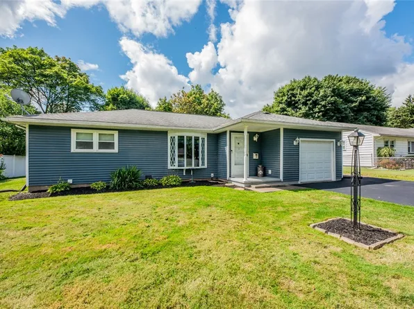 10 Sprucewood Ln, Rochester, NY 14624