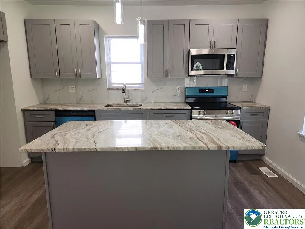 3 bed, 2.5 bath, 1248 sqft, $2,195 — Photo 3