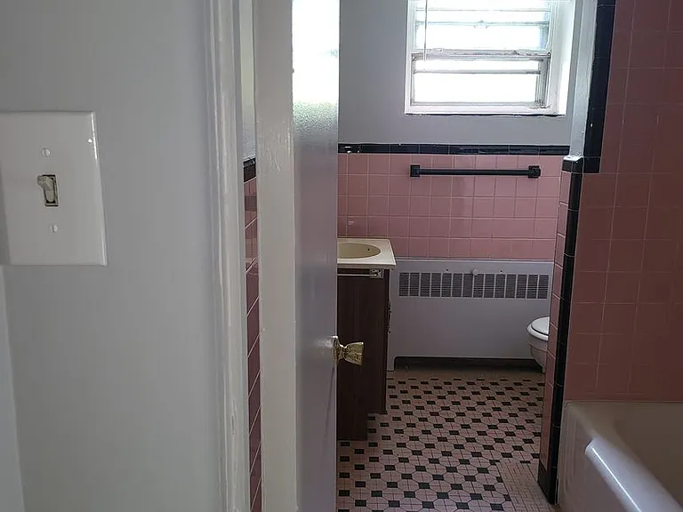 Hamilton West II — Photo 3