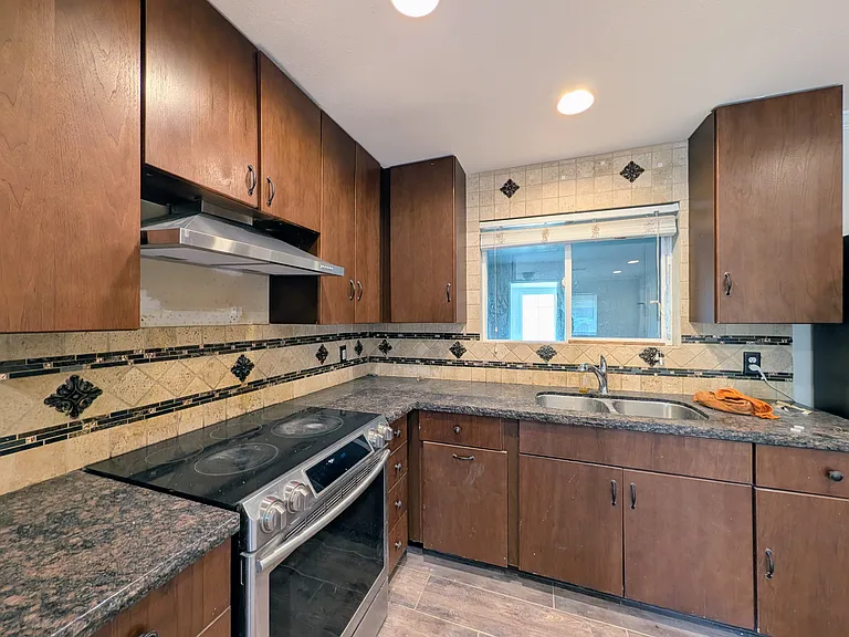 13208 W Tuckey Ln — Photo 2