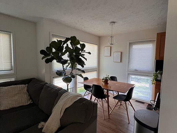 3rd image of 10810 Seward St