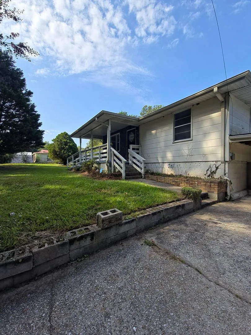 Charming 3BR/1BA Cottage with Spacious Yard — Photo 2