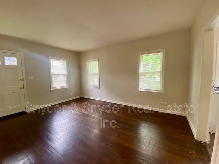 1011 Cordova Ave — Photo 4