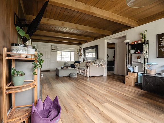 5th image of 1031 Douglas Rd