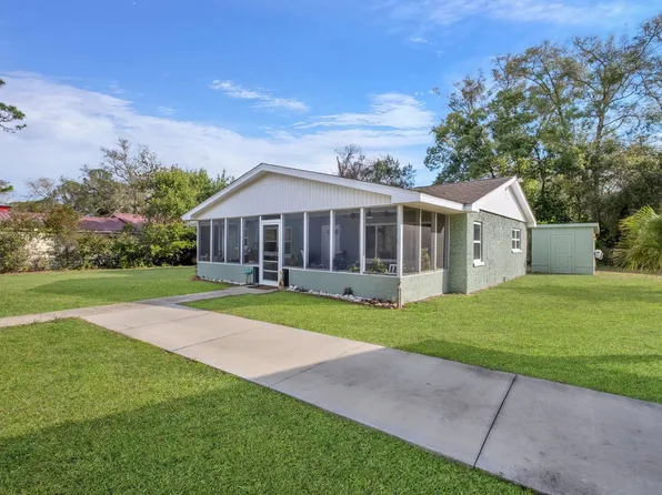 506 W 1st St, Carrabelle, FL 32322