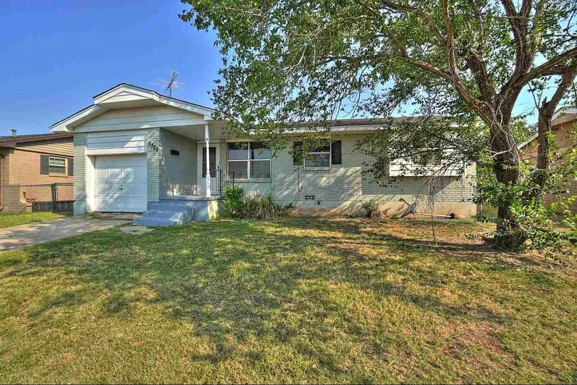 3 bed, 1.5 bath, 904 sqft, $1,195 — Photo 1