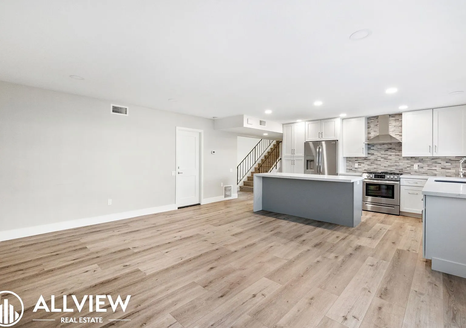 Welcome to this stunning 5-bedroom, 4-bathroom home located in the desirable Huntington Beach nei... — Photo 2