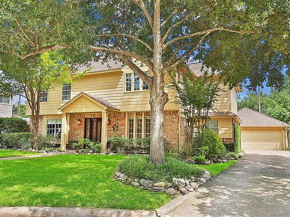 People are drawn to Champion Forest for it's mature tree-lined streets, unique homes of character and recessed garages which lend to the charming curb appeal.