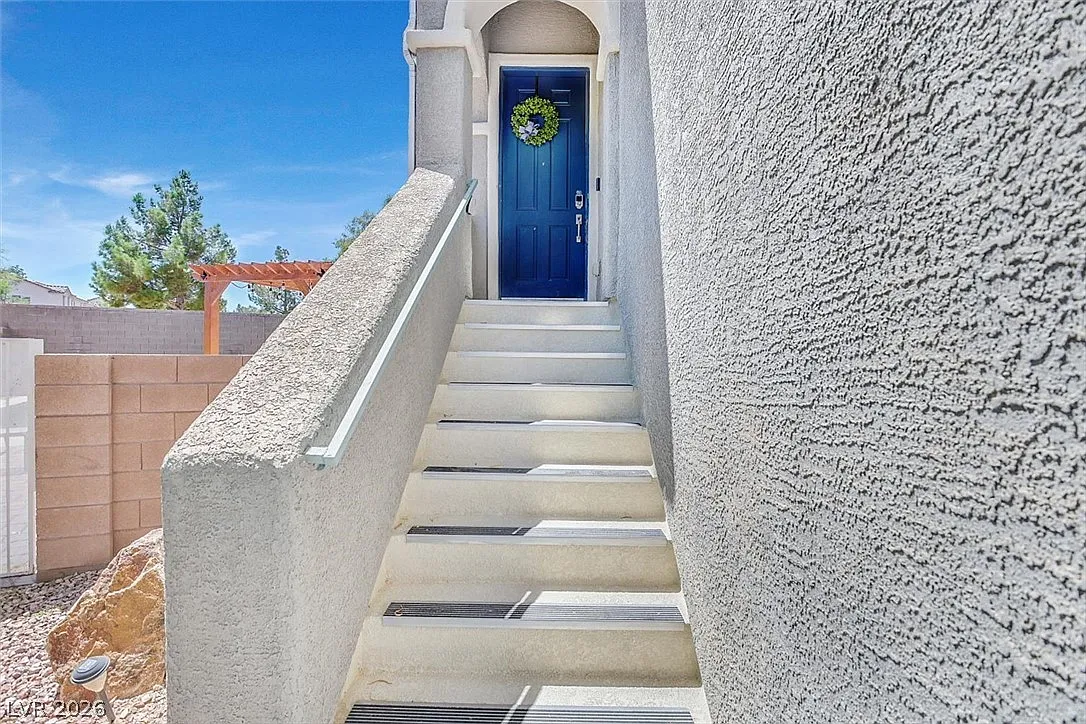 4 bed, 3.0 bath, 2318 sqft, $2,650 — Photo 2
