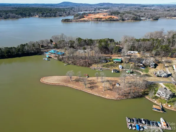 4556 Lake Dr, Sherrills Ford, NC 28673