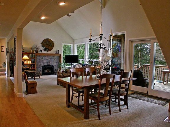 This picture shows the inter-relationship of the dining room and the living room. Natural gas centra