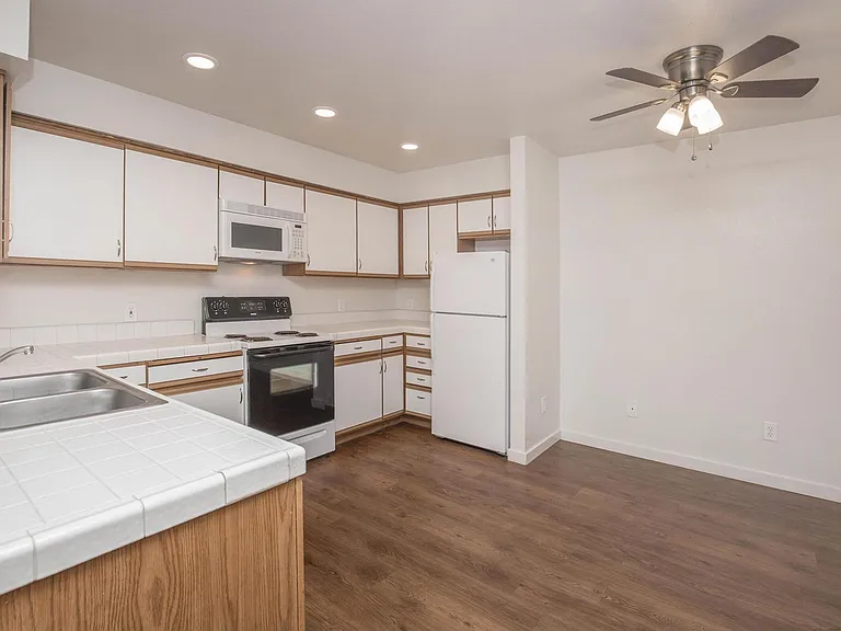 Sierra Hills Apts — Photo 6