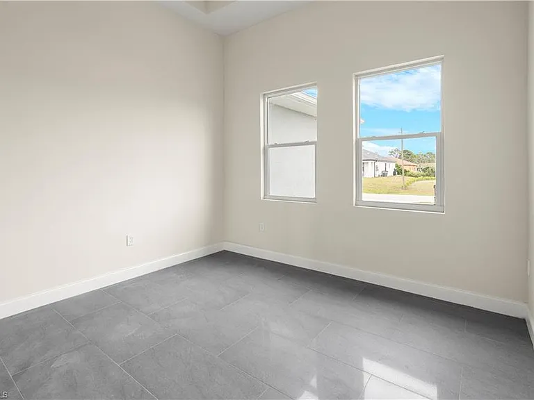 1043 Albert Ave — Photo 15