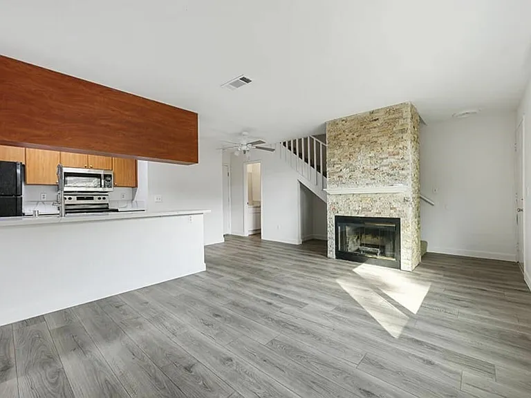 Canyon Springs Townhome Apartments — Photo 9