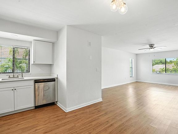 4th image of 4712 SE 5th Pl #201