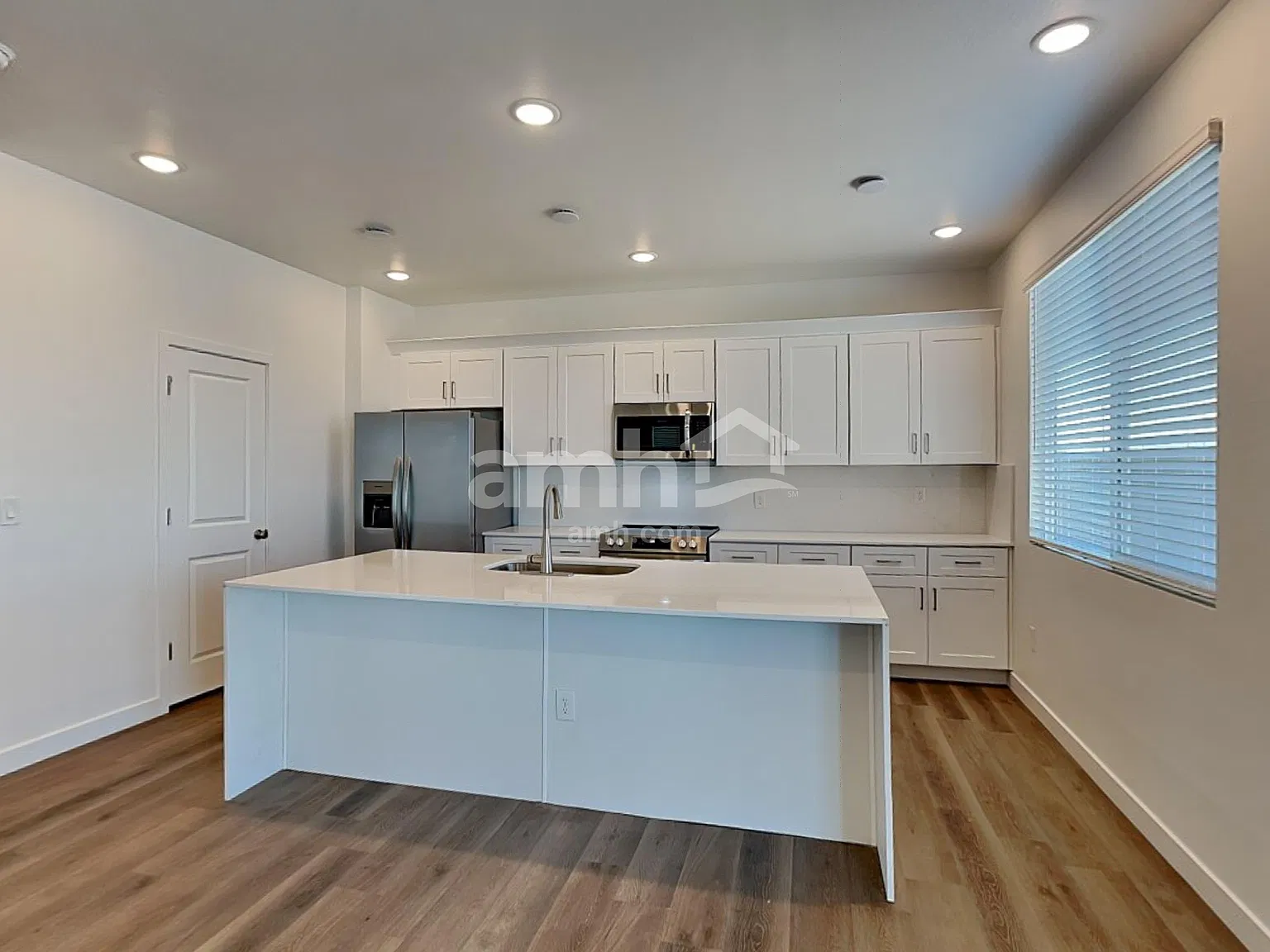 4 bed, 2.5 bath, 2220 sqft, $2,305 — Photo 4