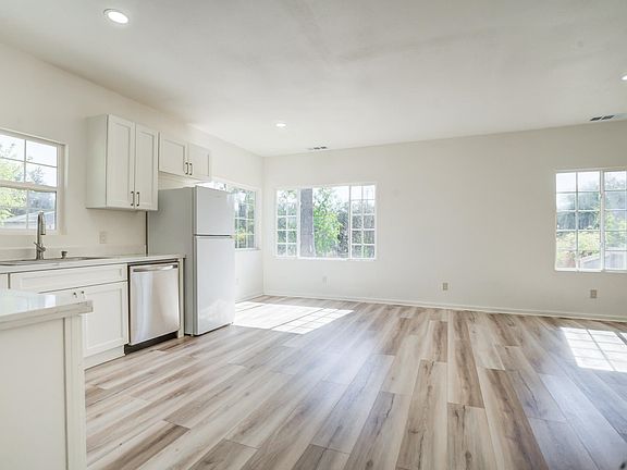 5th image of 4092 Mountain View Ave