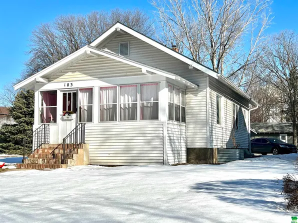 103 N Pine St, Vermillion, SD 57069