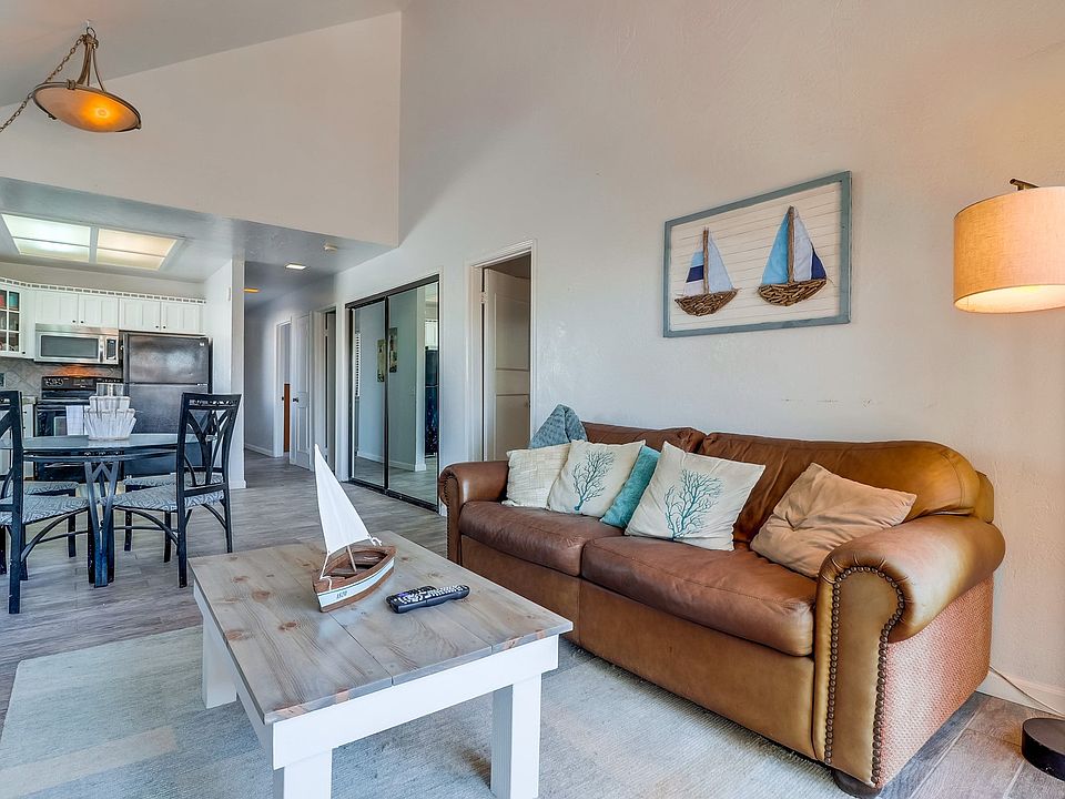 1st image of 824 Island Ct APT 2