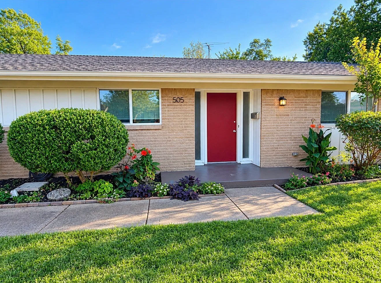 3 bed, 2.0 bath, 1467 sqft, $2,600 — Photo 2
