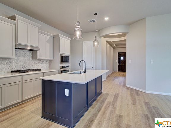 4th image of 708 Navarro St