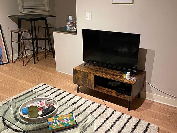 2nd image of 511-513 W Belmont Ave #22