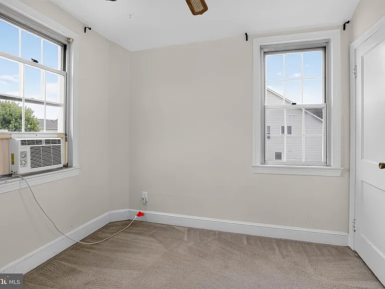 1327 S Queen St — Photo 5