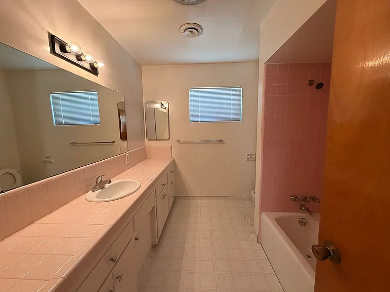 8914 S Union Ave — Photo 11