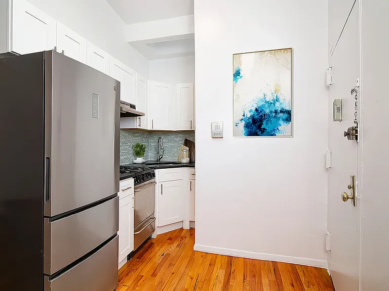 400 E 53rd St #2F — Photo 3