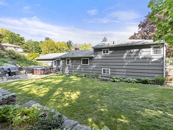 4th image of 19 Sherwood Hill Dr