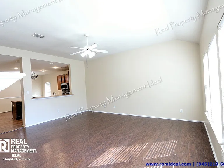 1910 Pin Oak Ln — Photo 11
