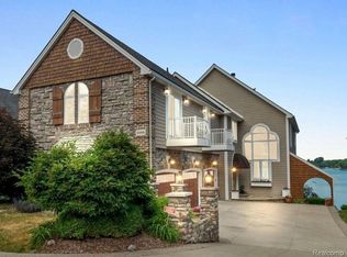 3099 Ridge Rd, White Lake, MI 48383