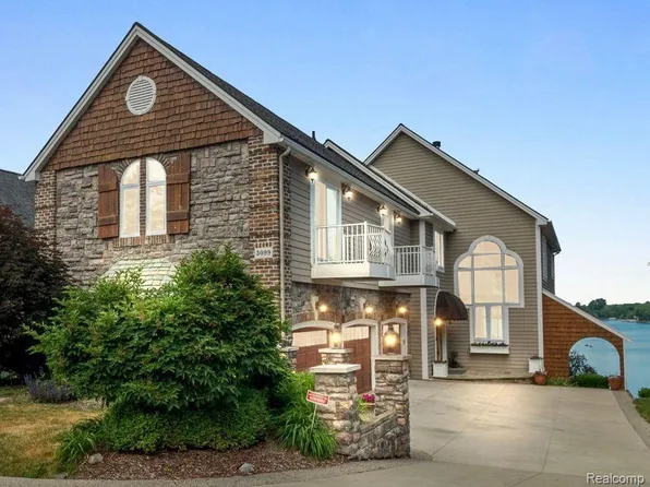 3099 Ridge Rd, White Lake, MI 48383
