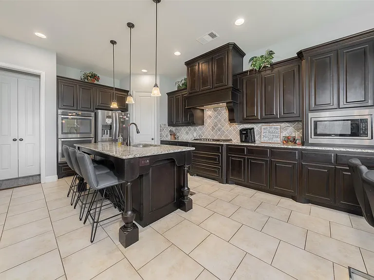 Kitchen with stainless steel appliances, double oven, reachable microwave and refrigerator included.