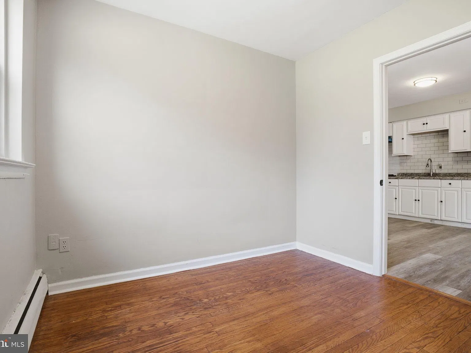 2 bed, 1.0 bath, 2000 sqft, $1,395 — Photo 4