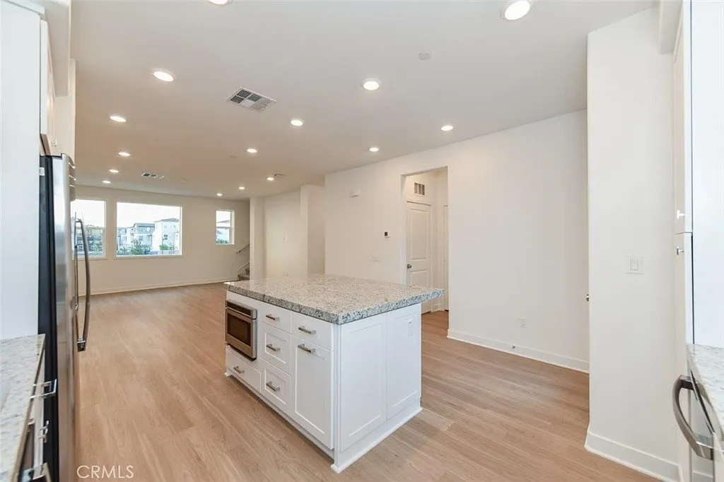 3 bed, 3.5 bath, 1703 sqft, $4,350 — Photo 3