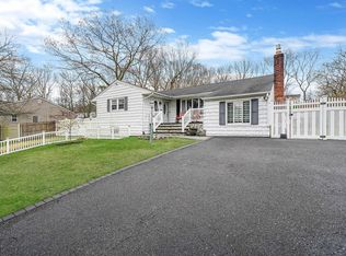 122 Ridgewood Ave, Farmingville, NY 11738