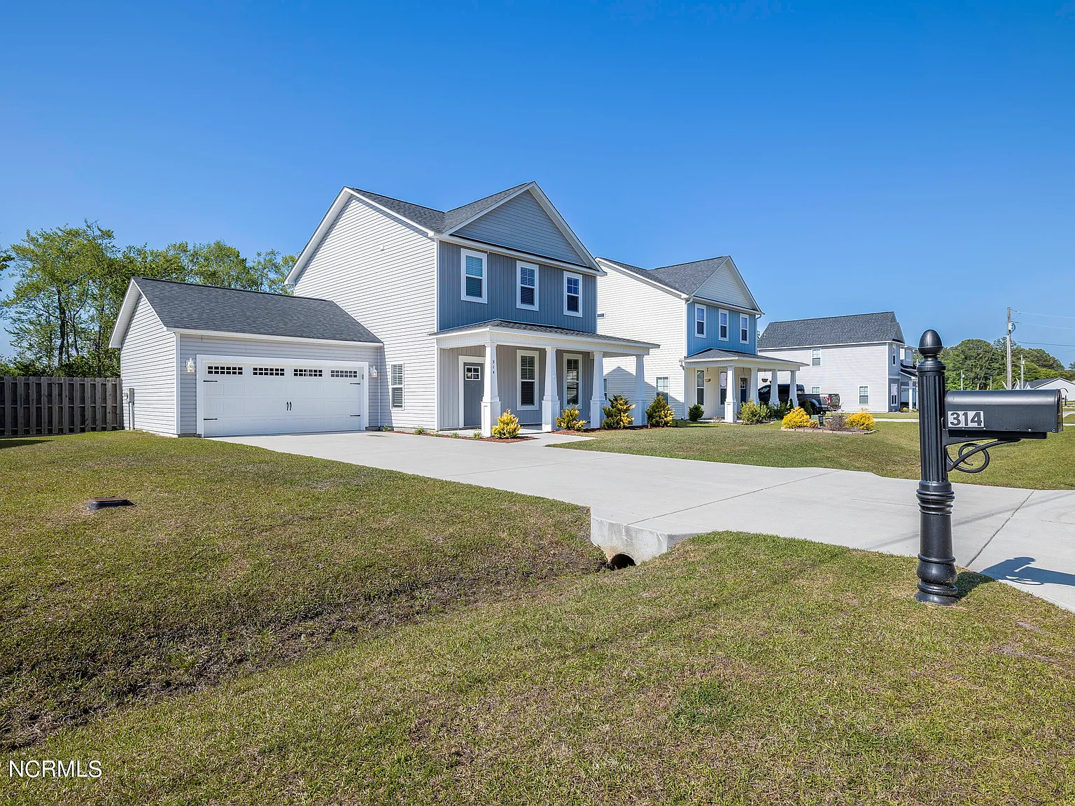 3 bed, 2.5 bath, 1754 sqft, $2,100 — Photo 4