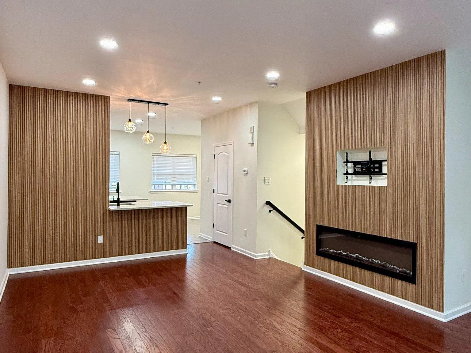3 bed, 2.5 bath, 1848 sqft, $3,000 — Photo 1