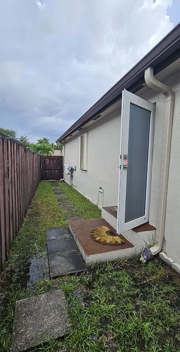 NW 128th Ct, Miami — Photo 2