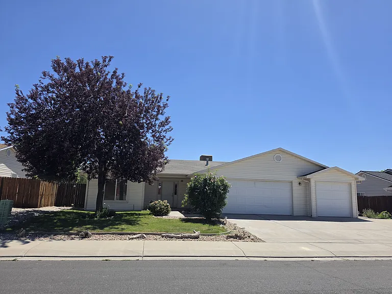 438 Mountainside Ln — Photo 1