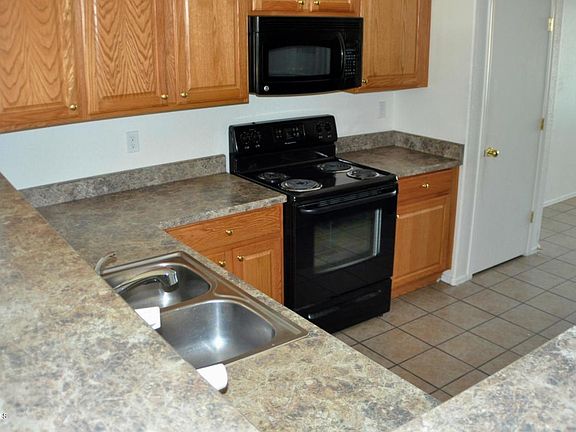5th image of 902 S 116th Ave