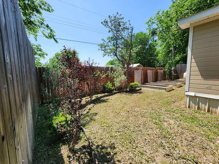 922 Ashwood St — Photo 38