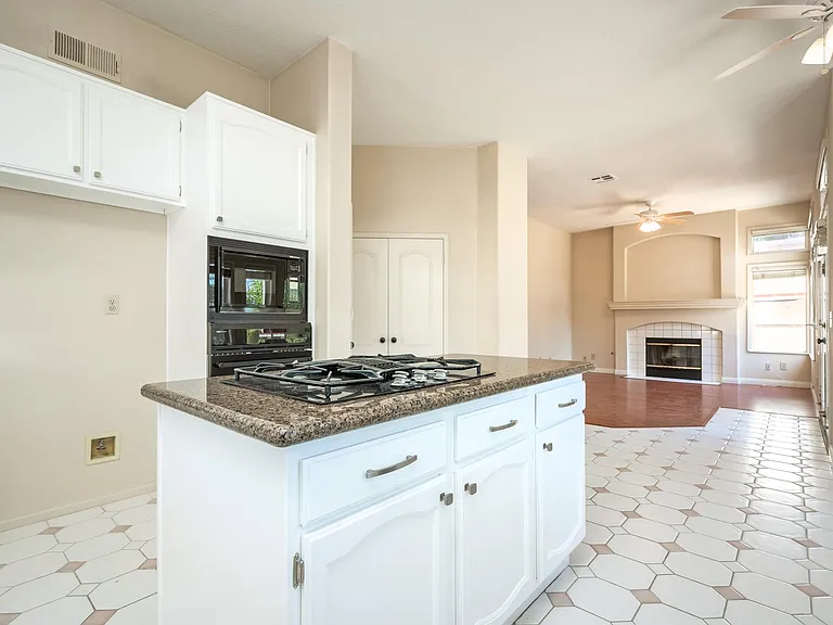 11718 Windcrest Ln — Photo 22