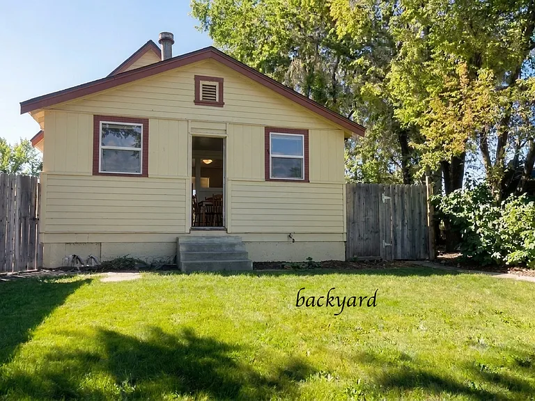737 Roberts St — Photo 16