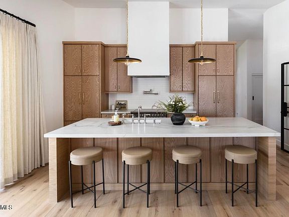 3rd image of 5537 E GRANDVIEW Road