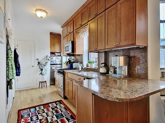 3rd image of 225 W 10th St APT 3D