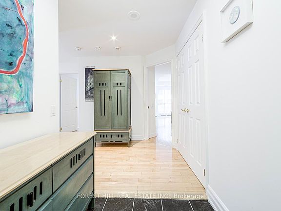 5th image of 38 Avenue Rd #305